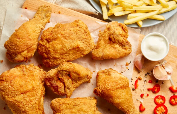 وجبة دجاج البيك المقرمشة مع صوص الثوم من فروع البيك