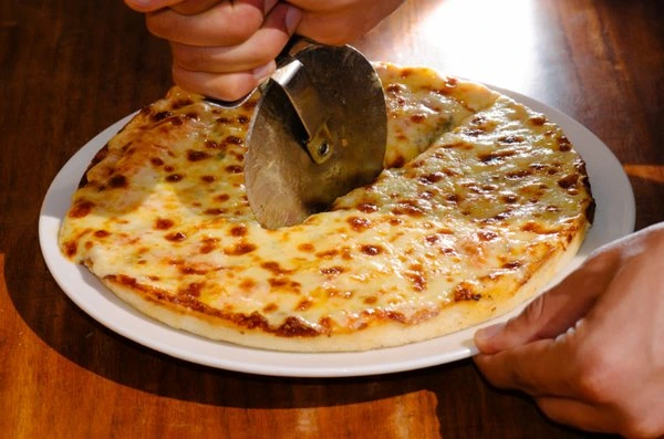 Freshly baked Primos Pizza Margherita with melted cheese and crispy crust served in Riyadh, Saudi Arabia.