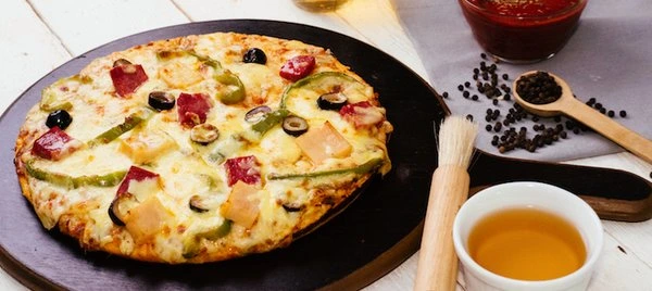 Primos Pizza combo meal with pepperoni pizza, curly fries, and soft drinks – best deals in Saudi Arabia 2025.