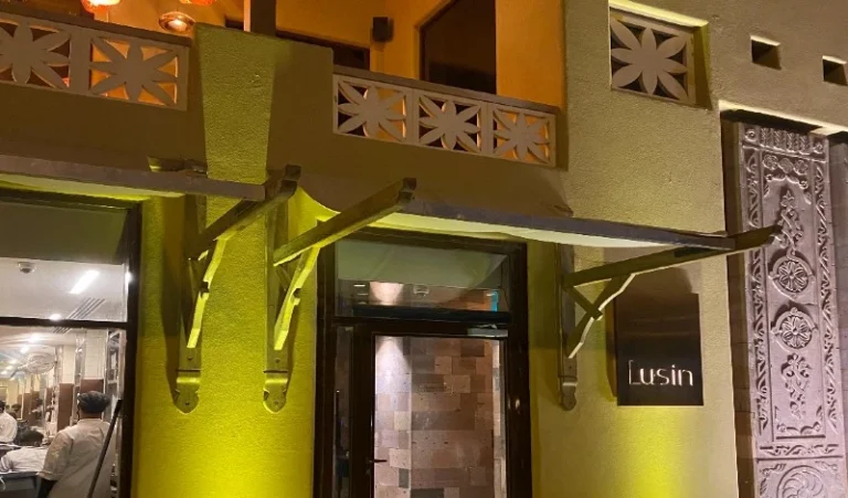 واجهة أحد أفضل مطاعم مجمع الضيافة الرياض المناسبة للعائلات