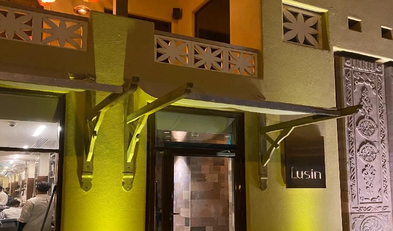 واجهة أحد أفضل مطاعم مجمع الضيافة الرياض المناسبة للعائلات