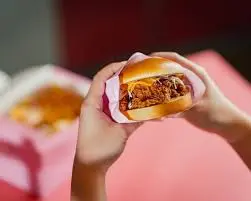 بوكس (6) ساين برجر يحتوي على 6 برجر و6 حصص فرايز – خيار العائلات والمجموعات