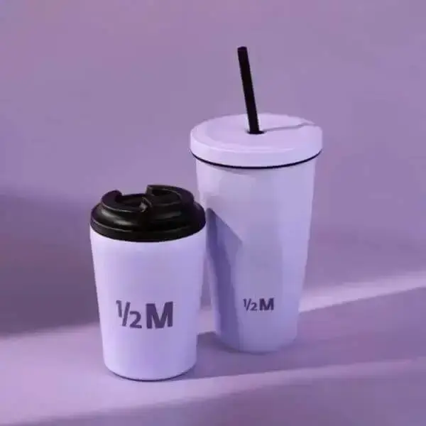 كوب قهوة هاف مليون بغطاء محكم وتصميم عملي للاستخدام اليومي