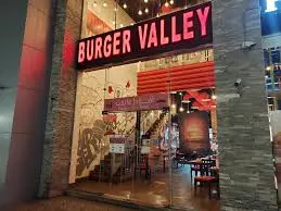 واجهة تطبيق توصيل الطعام توضح أقرب فرع مفتوح الآن وخيارات التوصيل السريع