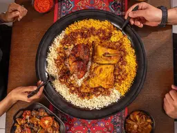 صورة طبق رز بخاري دجاج في مطعم بخاري السعودية مع التوابل الغنية