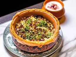 خبز نان طازج يقدم مع أطباق المطعم الهندي