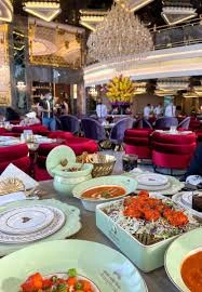 جلسات داخلية فاخرة في مطعم هندي لأجواء مريحة