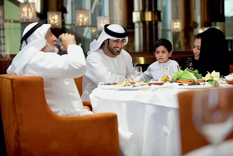 بوفيه إفطار رمضان في أحد مطاعم الرياض الفاخرة للعائلات