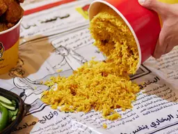 أجواء الجلسات العائلية في مطعم بخاري مع تقديم الأرز البخاري والمقبلات