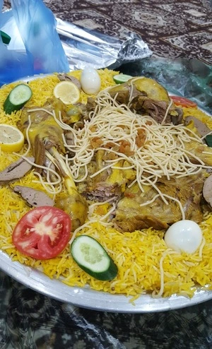 إطلالة بحرية لمطاعم كورنيش القنفذة مع أطباق سمك مشوي طازج