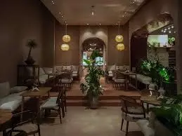 كافيهات شرفات الندى تعرض مشروبات وحلويات جذابة وسط تصميم مفتوح.