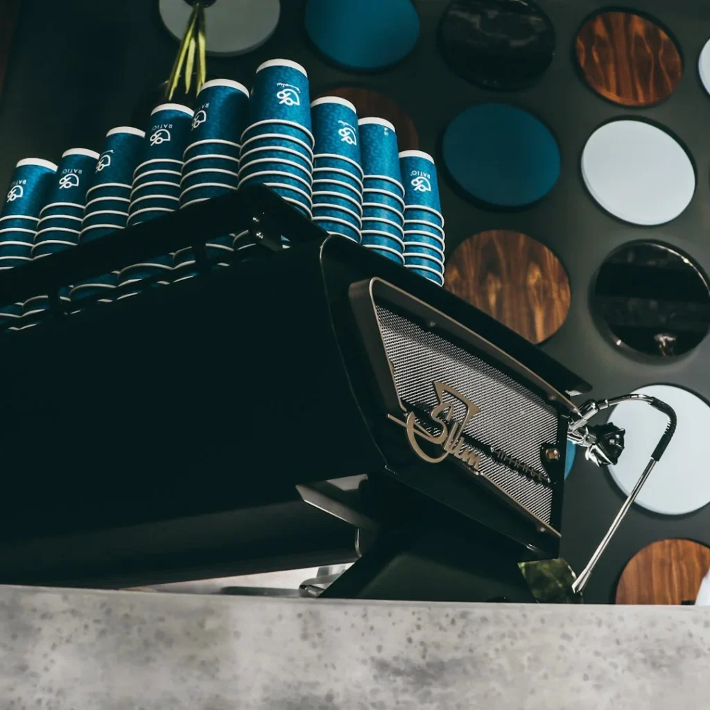 منظر خارجي لمجمع شرفات الندى مع جلسات كافيهات مفتوحة وأجواء هادئة.