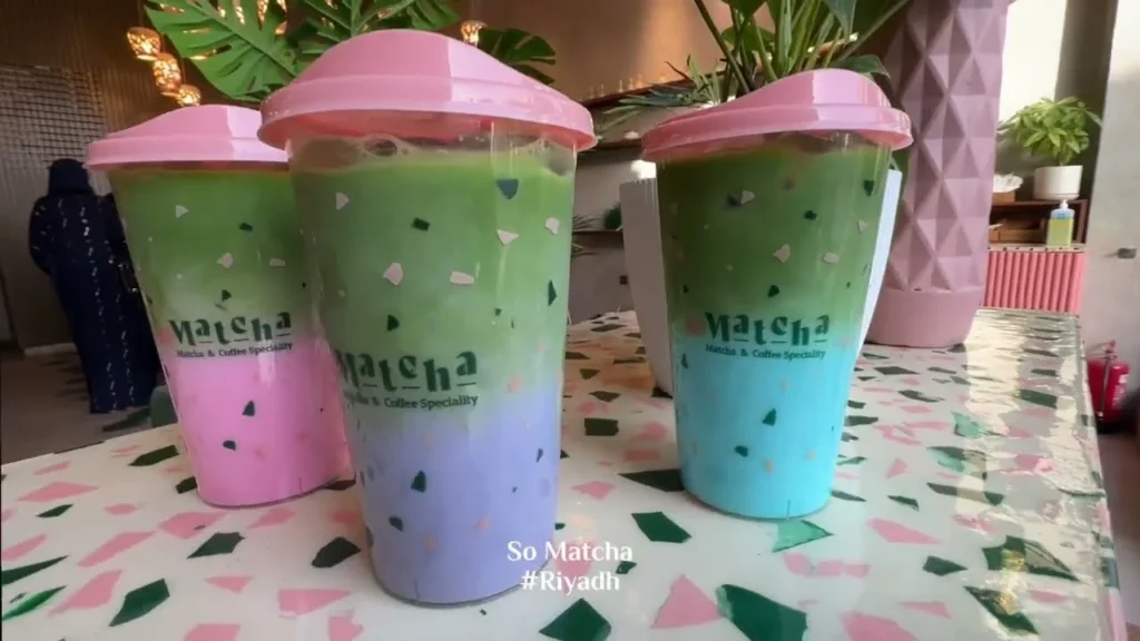 ديكور عصري وأضواء طبيعية في أحد كافيهات شرفات الندى للتصوير.