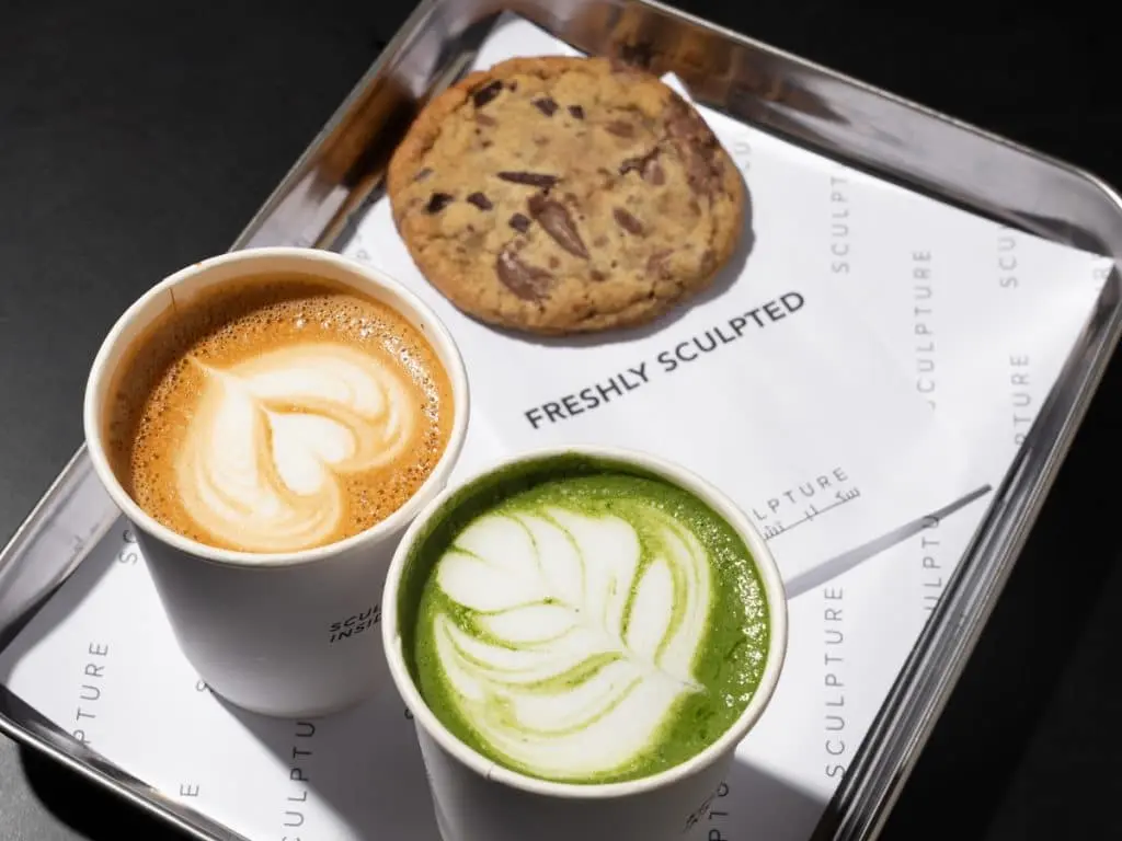 تجربة زوار داخل شرفات الندى مع القهوة المختصة والجلسات الخارجية.