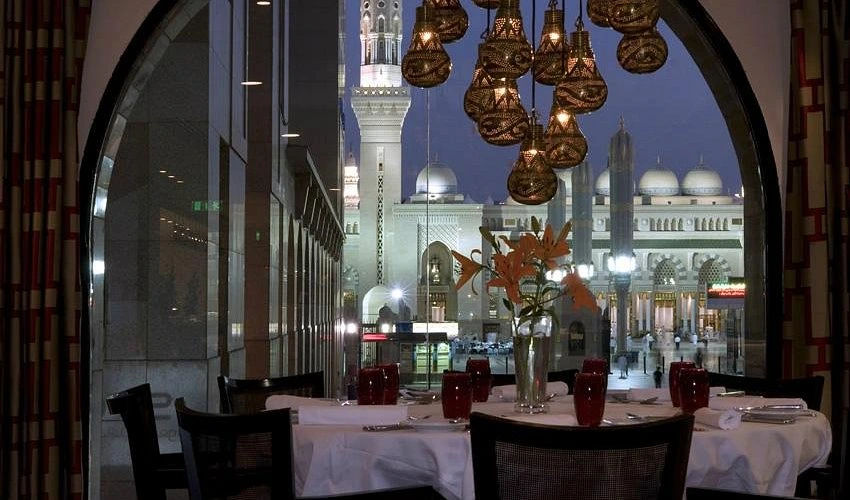 أفضل مطاعم المدينة المنورة 2026 – طبق مندي وكبسة سعودية أصيلة في مطعم الرومانسية للعوائل