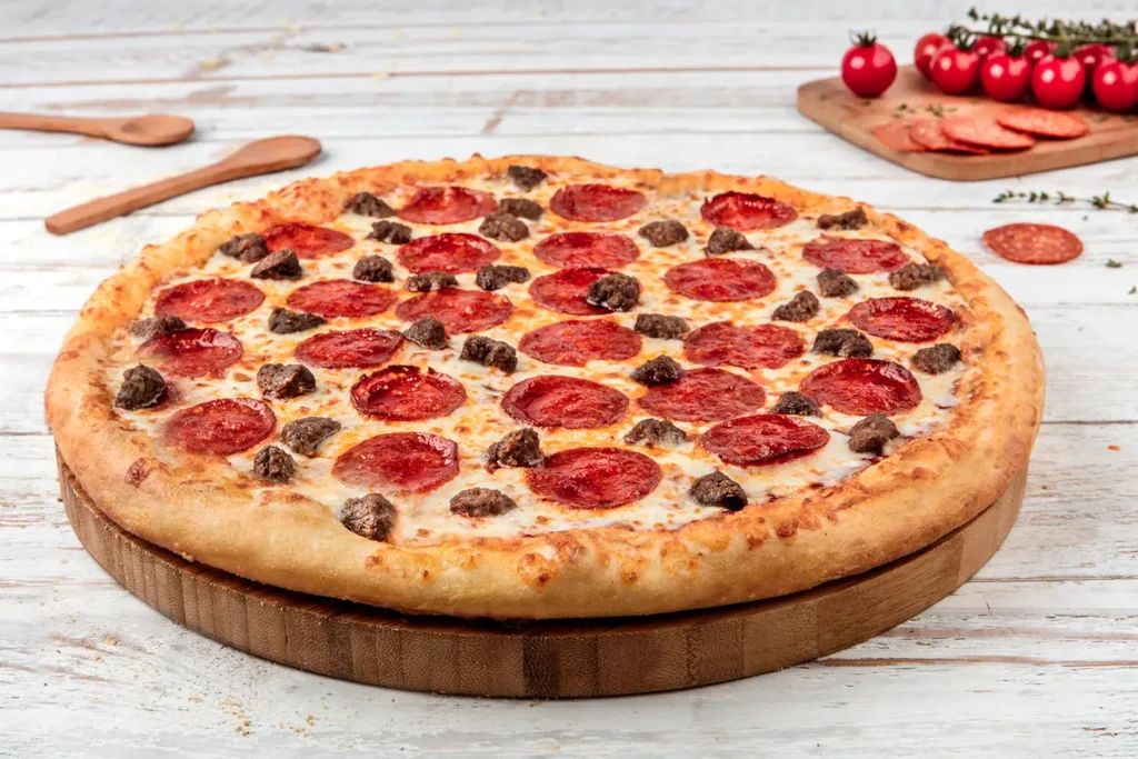 بيتزا بيبروني دومينوز طازجة من الفرن – أفضل بيتزا في دومينوز السعودية 2026