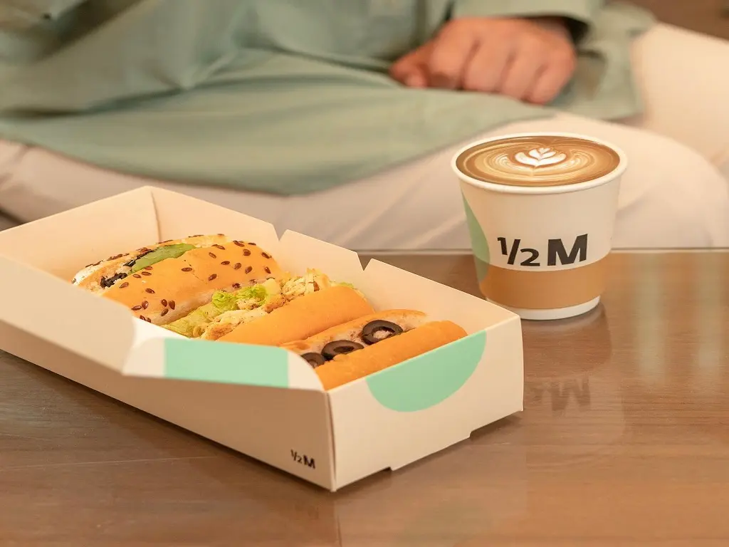 فرع هاف مليون جدة في كورنيش جدة مع إطلالة على البحر وجلسات مريحة للعائلات.