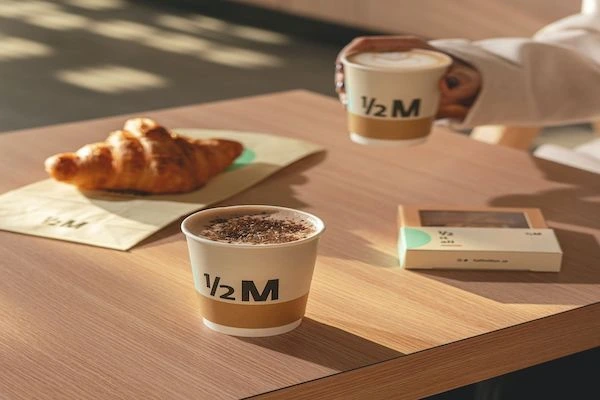 منيو هاف مليون جدة 2026 يعرض القهوة الساخنة والمشروبات الباردة والحلويات الطازجة.