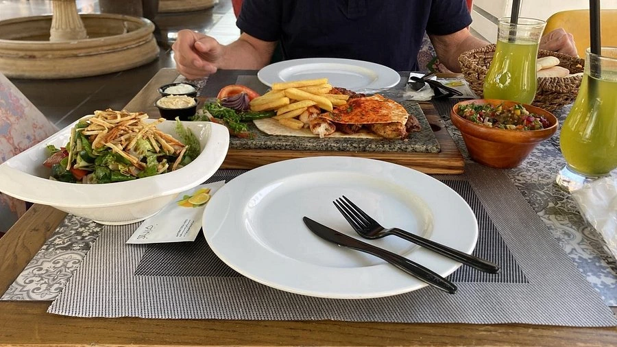 جلسة خارجية هادئة في أفضل مطاعم الطائف للاستمتاع بالطعام والطبيعة.