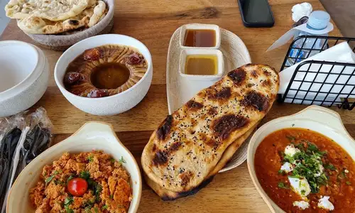 مطاعم ابها الحديثة مع جلسات عائلية مريحة وأطباق شهية