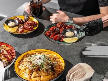 صورة لأحد أفضل مطاعم شرفات الندى مع جلسات خارجية هادئة وأجواء عائلية.