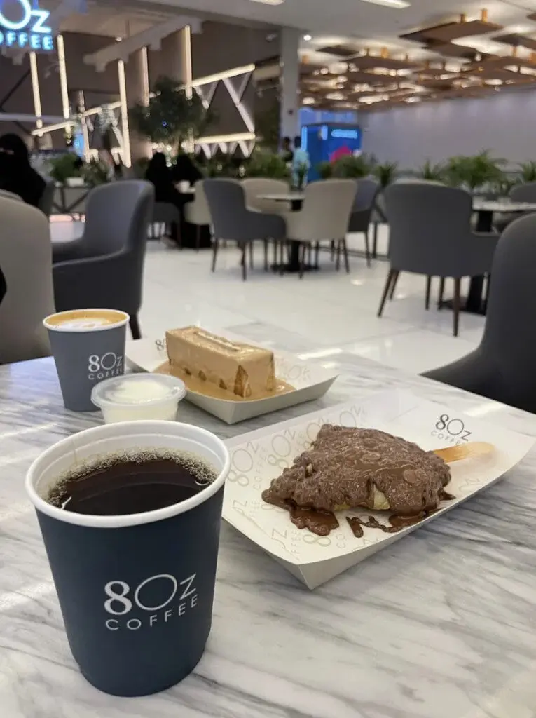 واجهة فرع ايت اوز كوفي في حي الملقا بالرياض أثناء النهار.