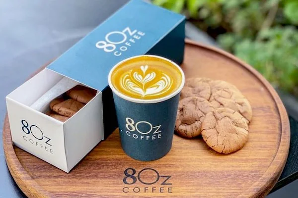 كوب لاتيه ساخن من ايت اوز كوفي يقدم بنكهات مختصة ومميزة.