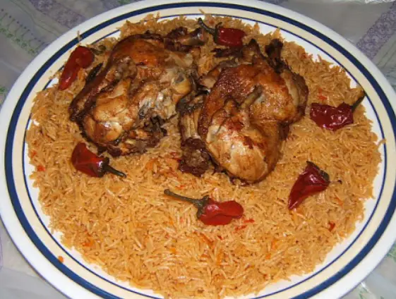 مشويات مشكلة مشوية على الفحم داخل مطعم سمرقندي