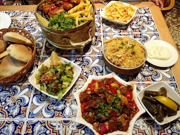 قاعة الطعام الداخلية لمطعم الشرفة مع تصميم فاخر وجلسات مرتفعة.