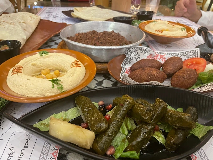 جلسة عائلية مريحة داخل مطعم الكوفية