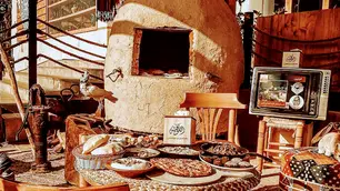 عصائر طازجة وقهوة عربية في مطعم الكوفية