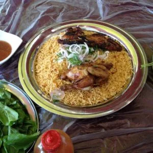 حلويات ومشروبات باردة تقدم في مطعم سمرقندي للزبائن