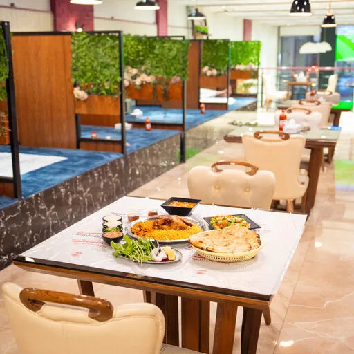 طبق كباب لحم طازج مع خبز وأرز في مطعم سمرقندي