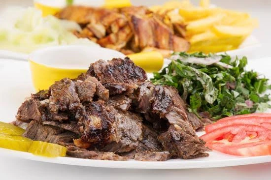 ساندويتش صاج دجاج طازج مع خضار وصوص داخل خبز الصاج من مطعم مشوي وصاج