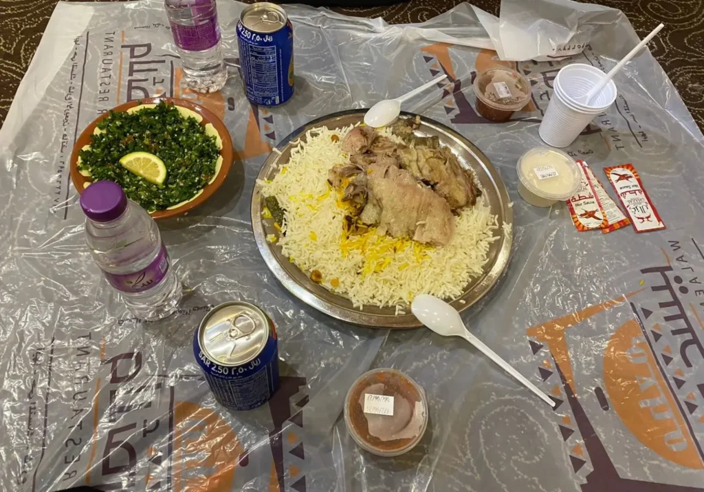 مشاوي مختلطة ومقبلات سعودية في منيو ولائم عسير