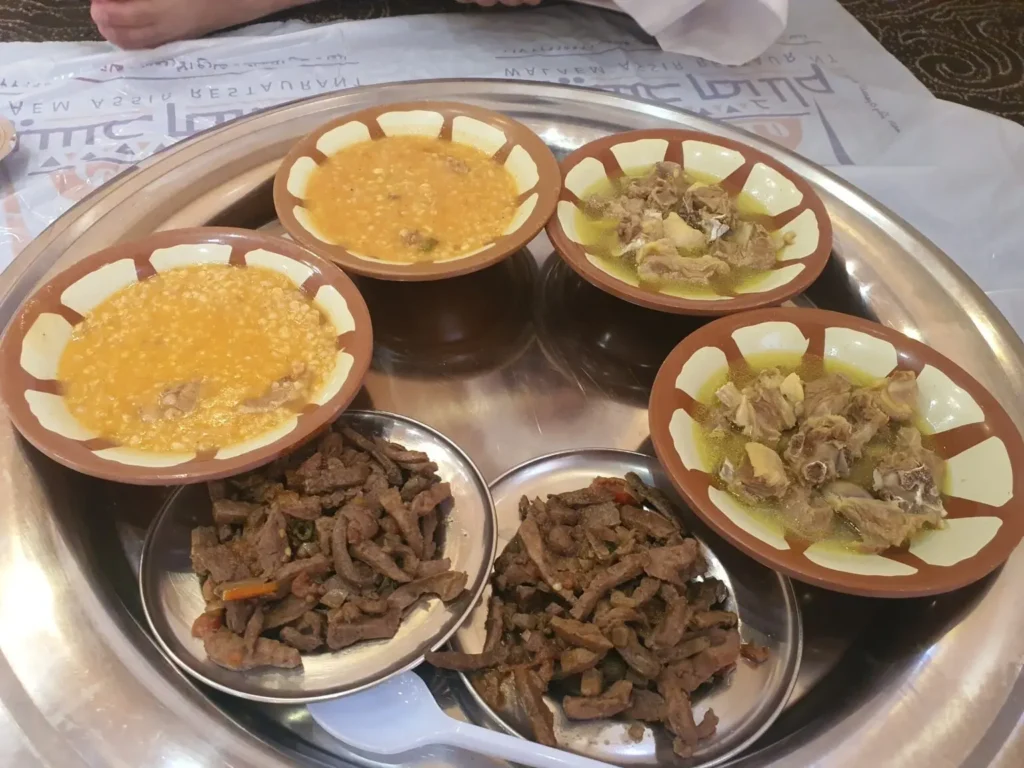 أطباق كبسة دجاج وحنيذ لحم في مطعم ولائم عسير أبها