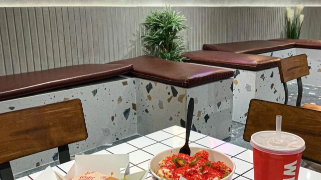 مشروبات غازية وآيس كريم منعش يقدمها مطعم ويستر مع وجبات البرجر والدجاج