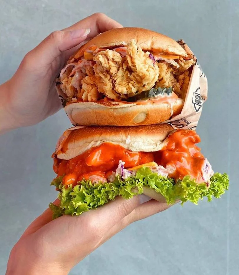 قطع دجاج ديناميت مقرمشة مع صوص حار وبطاطس مقلية من مطعم ويستر