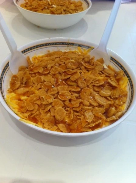 أجواء مطعم معصوب الطائف مع طاولات مرتبة وخدمة سريعة للزبائن