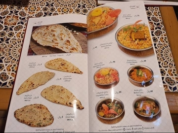 حلويات عربية تقليدية وكعك في مطعم الشرفة مكة.