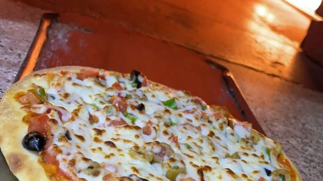 فطيرة جبن ساخنة من مطعم القمرين طازجة من الفرن