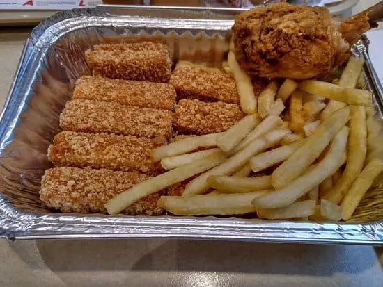 دجاج مقلي مع بطاطس في مطاعم الوجبات السريعة في ينبع