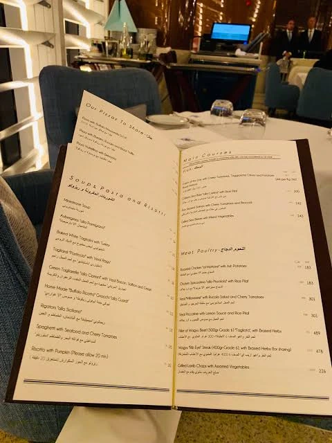 بيتزا إيطالية رقيقة بجبنة بوفالو في مطعم شيبرياني