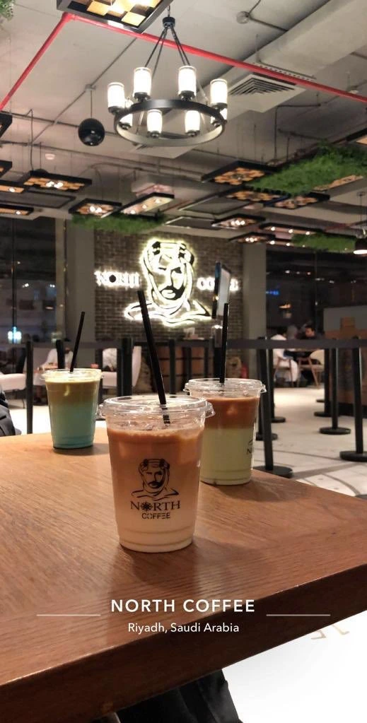 تصميم داخلي عصري وهادئ في نورث كافيه مع جلسات مريحة وإضاءة دافئة