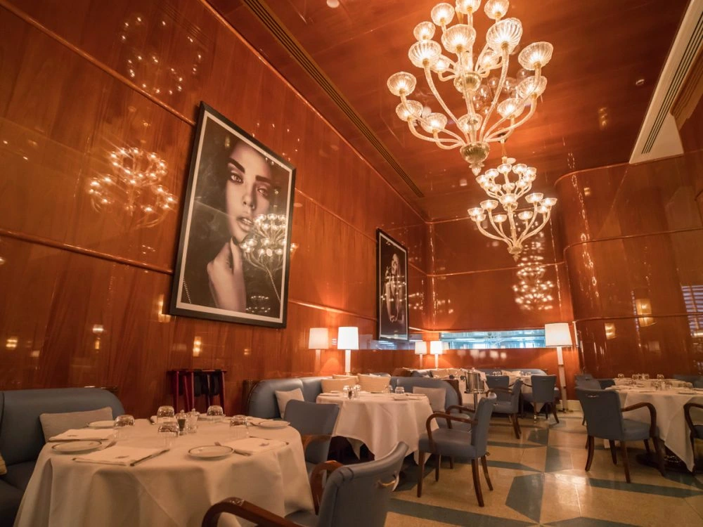 الديكور الداخلي في مطعم شيبرياني الرياض مع أجواء فاخرة لتجربة طعام إيطالية