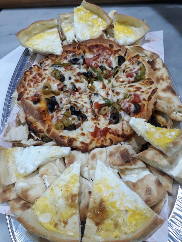 أطباق المشاوي في مطعم رامس تشمل كباب لحم وشيش طاووق تقدم بطعم شرقي مميز في القطيف