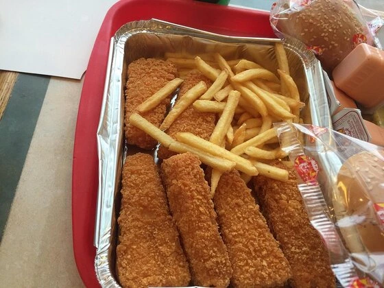 فروع مطعم البيك في جدة مع الزوار ينتظرون الخدمة