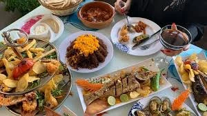 مطاعم سوق السمك في ينبع البحر تقدم سمك طازج يُطهى مباشرة حسب طلب الزوار